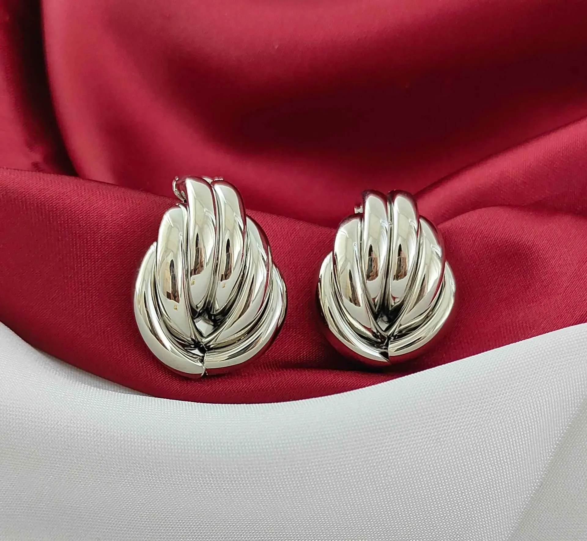 Twisted Ribbed Knots