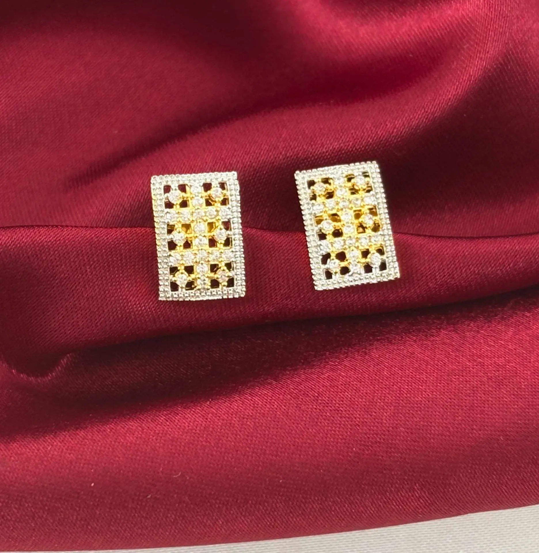 Dual-Tone Geometric Studs